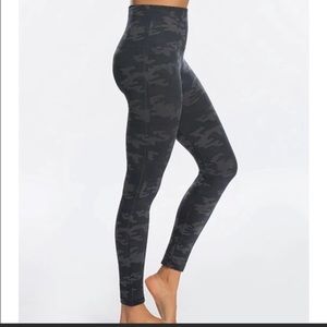 SPANX Look At Me Now Camp Seamless Leggings